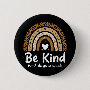 Wees aardig 6-7 dagen per week positieve luipaard ronde button 5,7 cm