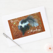 Wees aardig, anders stink ik je! rechthoekige sticker (Envelop)