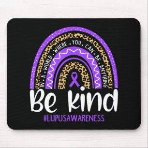 Wees aardig dat we Paarse Lupus Bewustheid Maand R Muismat