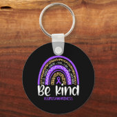 Wees aardig dat we Paarse Lupus Bewustheid Maand R Sleutelhanger (Voorkant)