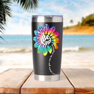 Wees aardig groovy tie dye bloem kracht geïsoleerde drinkbeker