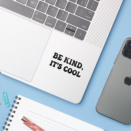 "Wees aardig, het is cool" Retro sticker (Laptop met iPhone)