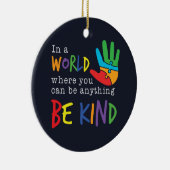 Wees aardig in de wereld waar je ook maar iets aut keramisch ornament (Rechts)