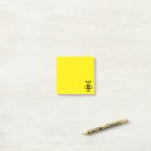 Wees aardig met minimaal ontwerp post-it® notes (Op bureau)