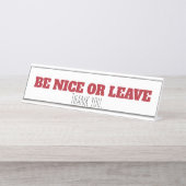 Wees aardig of laat desk-teken achter bureau naambordje (Voorkant)