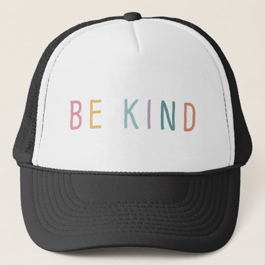 Wees aardig | Regenboog Lettering Trucker Hoed Pet (Voorkant)