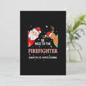 Wees aardig tegen de brandweerman die de kerstman  feestdagenkaart (Staand voorkant)