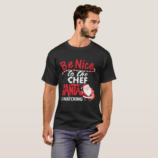 Wees aardig tegen de Chef Santa die kijkt T-shirt (Voorkant volledig)