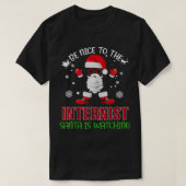 Wees aardig tegen de interonistische kerstman kijk t-shirt (Design voorkant)