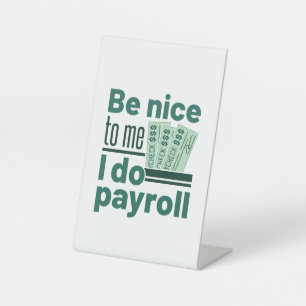 Wees aardig tegen me, ik doe een loonlijst reclamebord met voetstuk