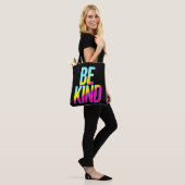 Wees aardig tote bag (Op model)