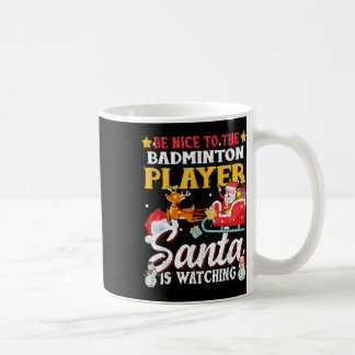 Wees aardig voor badmintonspeler Santa kijkt naar  Koffiemok
