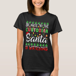 Wees aardig voor de conciërge Kerstman kijkt toe K T-shirt