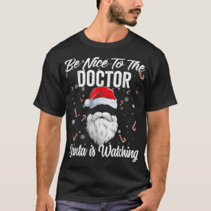 Wees aardig voor de dokter de Kerstman kijkt naar T-shirt