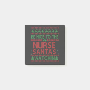 Wees aardig voor de verpleegster Kerstman kijkt me Post-it® Notes