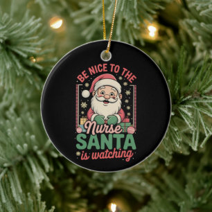 Wees aardig voor de verpleegster, Kerstman kijkt t Keramisch Ornament