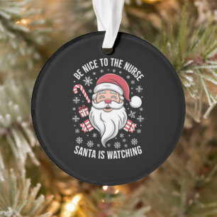 Wees aardig voor de verpleegster, Kerstman kijkt t Ornament