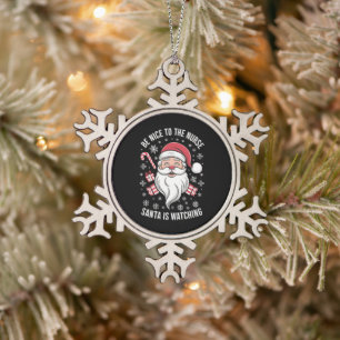 Wees aardig voor de verpleegster, Kerstman kijkt t Tin Sneeuwvlok Ornament