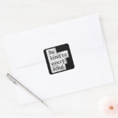 Wees aardig voor elke vegetariër vierkante sticker (Envelop)