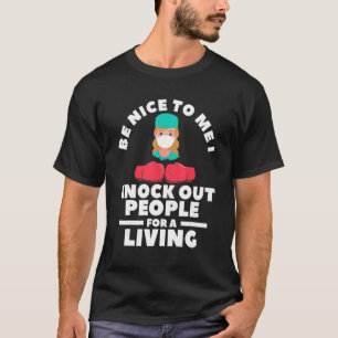 Wees aardig voor me. Ik haal mensen uit voor een l T-shirt