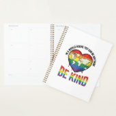 Wees aardig Wereld Hart Regenboog Vector T-Shirt O Planner (Display)