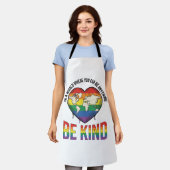 Wees aardig Wereld Hart Regenboog Vector T-Shirt O Schort (Gedragen)