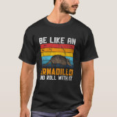 Wees als een armadillo en rol met het grappige arm t-shirt (Voorkant)