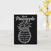 Wees als een Pineapple Fun Quote Graphic Kaart (Gele Bloem)