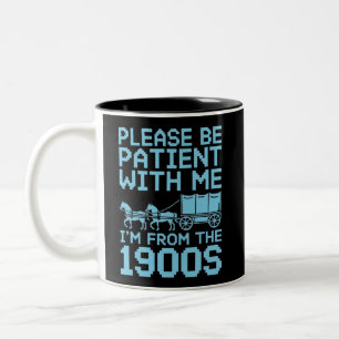 Wees Alsjeblieft Geduldig Met Mij Ik Kom Uit 1900 Tweekleurige Koffiemok