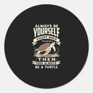 Wees altijd jezelf, behalve als je een schildpad k ronde sticker