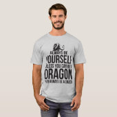 Wees altijd jezelf. Tenzij je een draak kunt zijn. T-shirt (Voorkant volledig)