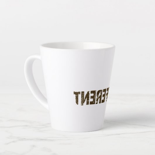 Wees anders en val op latte mok (Linkerhoek)