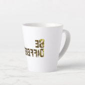 Wees anders en val op latte mok (Rechterhoek)