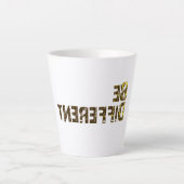 Wees anders en val op latte mok (Voorkant)