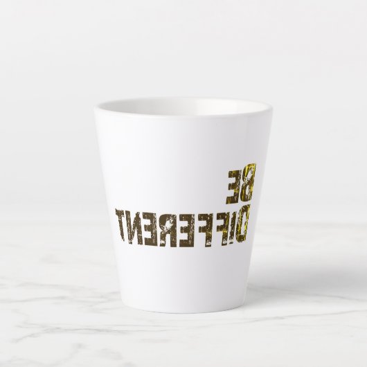 Wees anders en val op latte mok (Voorkant)