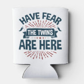 Wees bang dat de tweelingen hier zijn met tweeling blikjeskoeler (Achterkant)