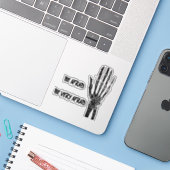 Wees bang sticker (Laptop met iPhone)