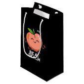 Wees bij Peach Funny Fruit Pun Dark BG Klein Cadeauzakje (Voorkant Gekanteld)