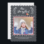 Wees blij met de kerstfotokaart met Chalkboard voo Feestdagenkaart<br><div class="desc">Stuur dit jaar een moderne en unieke kerstkaart waar je familie en vrienden van zullen houden. Onze hedendaagse fotovakantiekaart is voorzien van een grillig wit en rood lijst voor uw foto met een stijlvolle steun die de typografische gezegde "aangenaam" laat zien op een zwarte kartonachtergrond. De rug biedt u extra...</div>