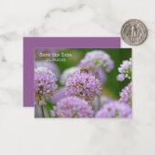 Wees blij met Paarse Allium Flower Save the Date Notitiekaartje (Voorkant / Achterkant in situ)