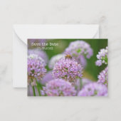 Wees blij met Paarse Allium Flower Save the Date Notitiekaartje (Voorkant)