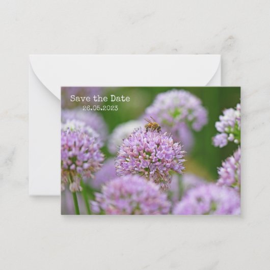 Wees blij met Paarse Allium Flower Save the Date Notitiekaartje (Voorkant)