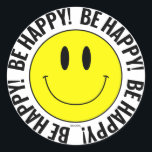 Wees blij! Smilie Sticker<br><div class="desc">"Wees blij!" Gele Smilie Ronde Glanzende Sticker. Ontworpen door SMILIEWEAR™. Verspreid een beetje geluk! Grote en kleine stickers beschikbaar. ONTWERP GEOPTIMALISEERDE LICHTE KLEUR ACHTERGRONDOPTIES. Een grappige en vrolijke sticker voor cadeauverpakking, een persoonlijk accessoire of een sticker van de naam van een verjaardags- of kerstfeestje. Wat is er beter dan een...</div>