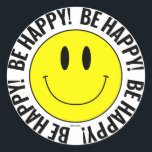 Wees blij! Smilie Sticker<br><div class="desc">"Wees blij!" Gele Smilie Ronde Glanzende Sticker. Ontworpen door SMILIEWEAR™. Verspreid een beetje geluk! Grote en kleine stickers beschikbaar. ONTWERP GEOPTIMALISEERDE LICHTE KLEUR ACHTERGRONDOPTIES. Een grappige en vrolijke sticker voor cadeauverpakking, een persoonlijk accessoire of een sticker van de naam van een verjaardags- of kerstfeestje. Wat is er beter dan een...</div>
