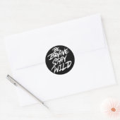 Wees dapper en blijf in het wild ronde sticker (Envelop)