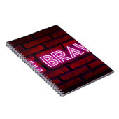 Wees dapper inspirerend quote neon effect text op  notitieboek (Rechterzijde)