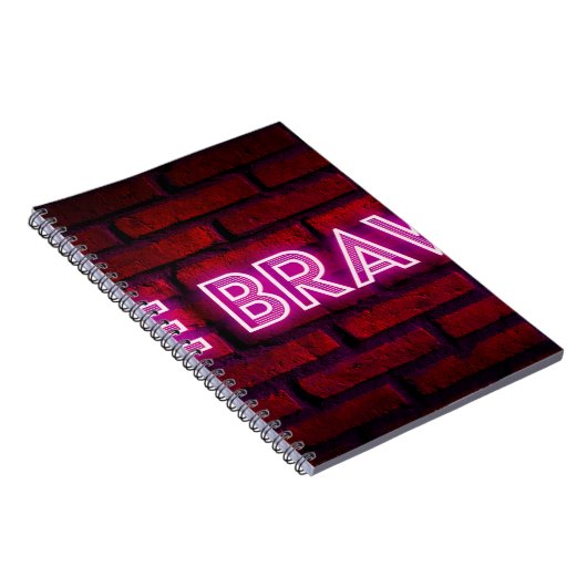 Wees dapper inspirerend quote neon effect text op  notitieboek (Rechterzijde)