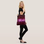 Wees dapper inspirerend quote neon effect text op tote bag (Op model)