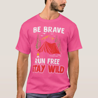 Wees dapper Run Gratis verblijf Wild Funny Camping T-shirt