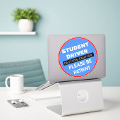 Wees de chauffeur van de patiënt - Let op! Sticker (Laptop op bureau)